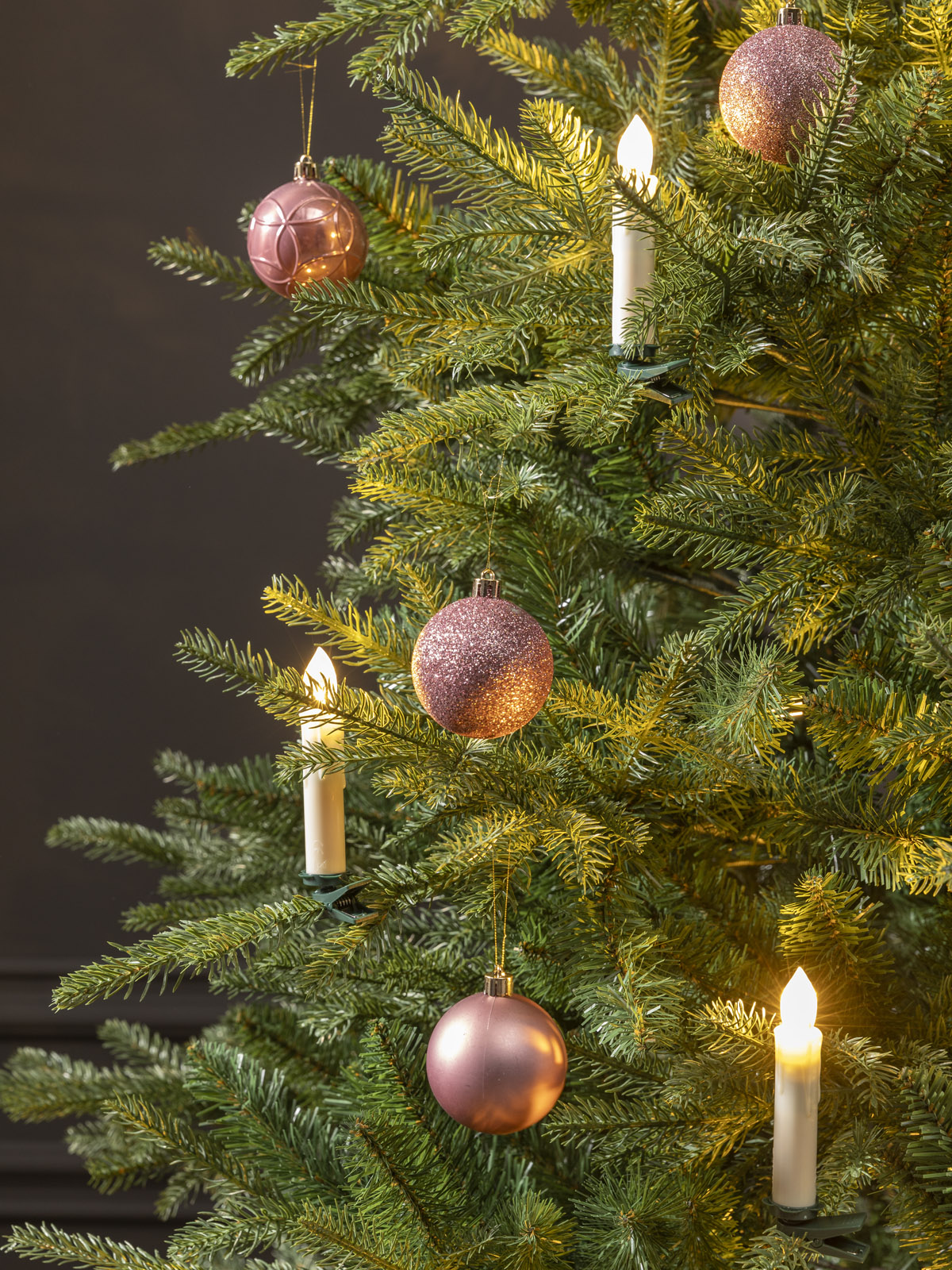 Künstlicher Weihnachtsbaum "Grönland" (240 cm mit LED Kerzen)