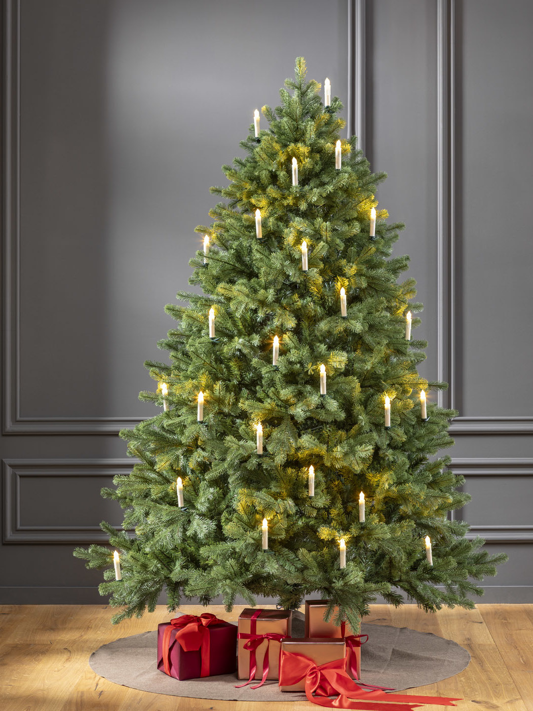 Künstlicher Weihnachtsbaum "Finnland" (240 cm mit LED Kerzen)