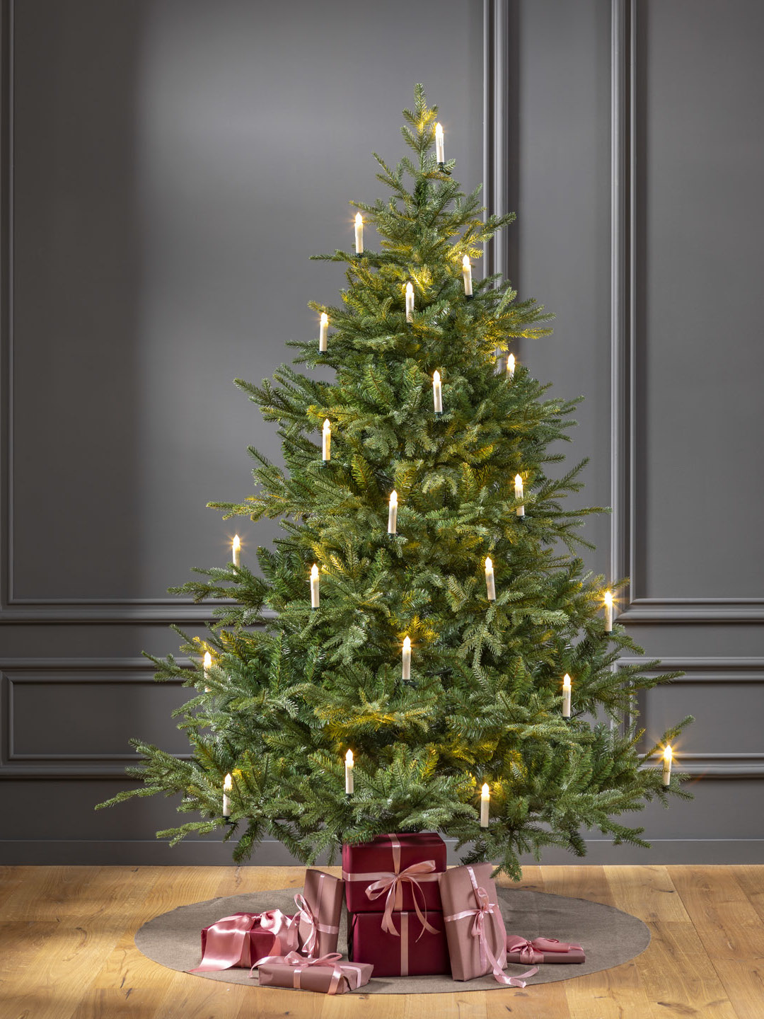 Künstlicher Weihnachtsbaum "Grönland" (240 cm mit LED Kerzen)