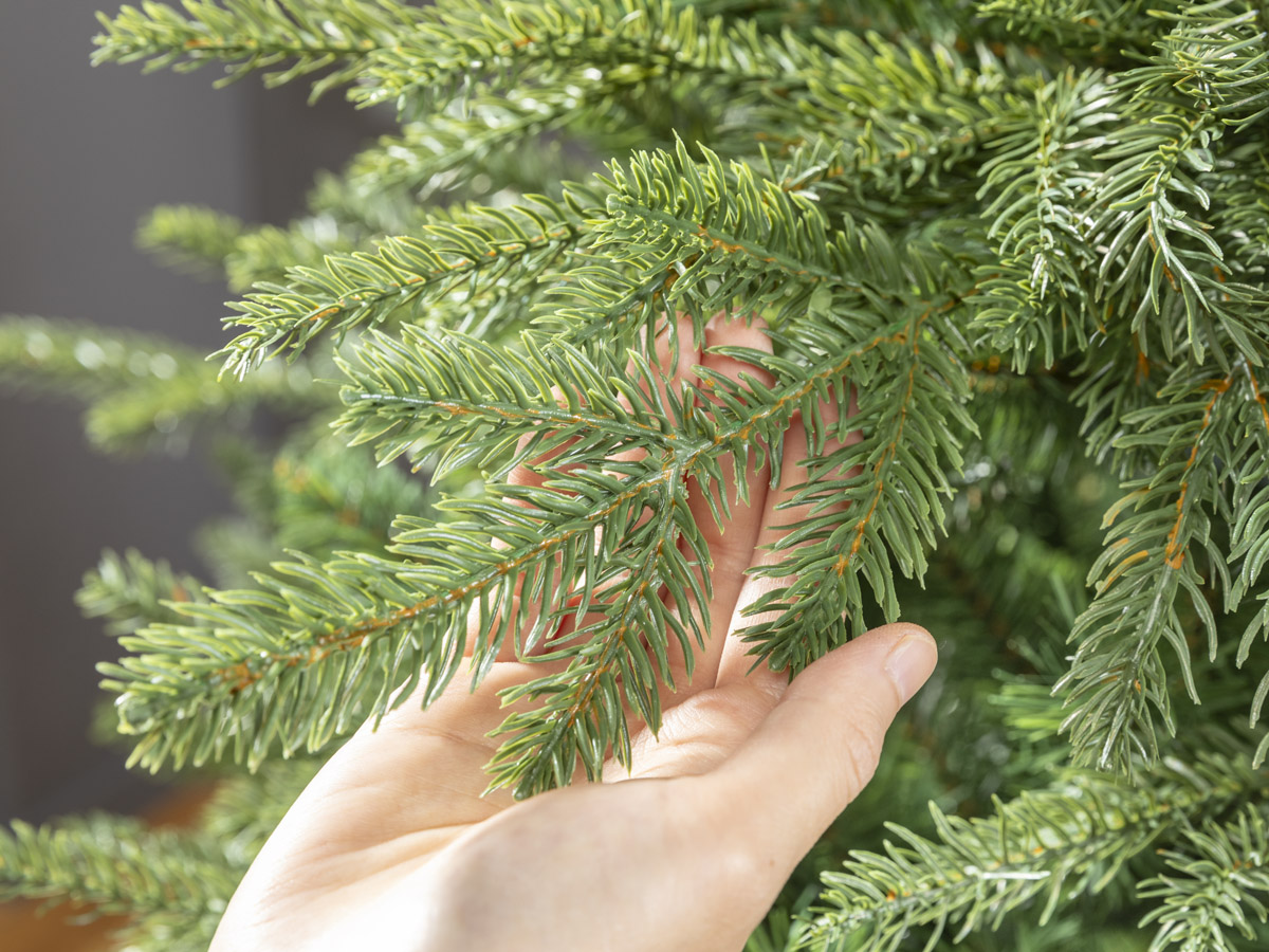 Künstlicher Weihnachtsbaum 240 cm "Grönland" (mit LED Lichterkette)