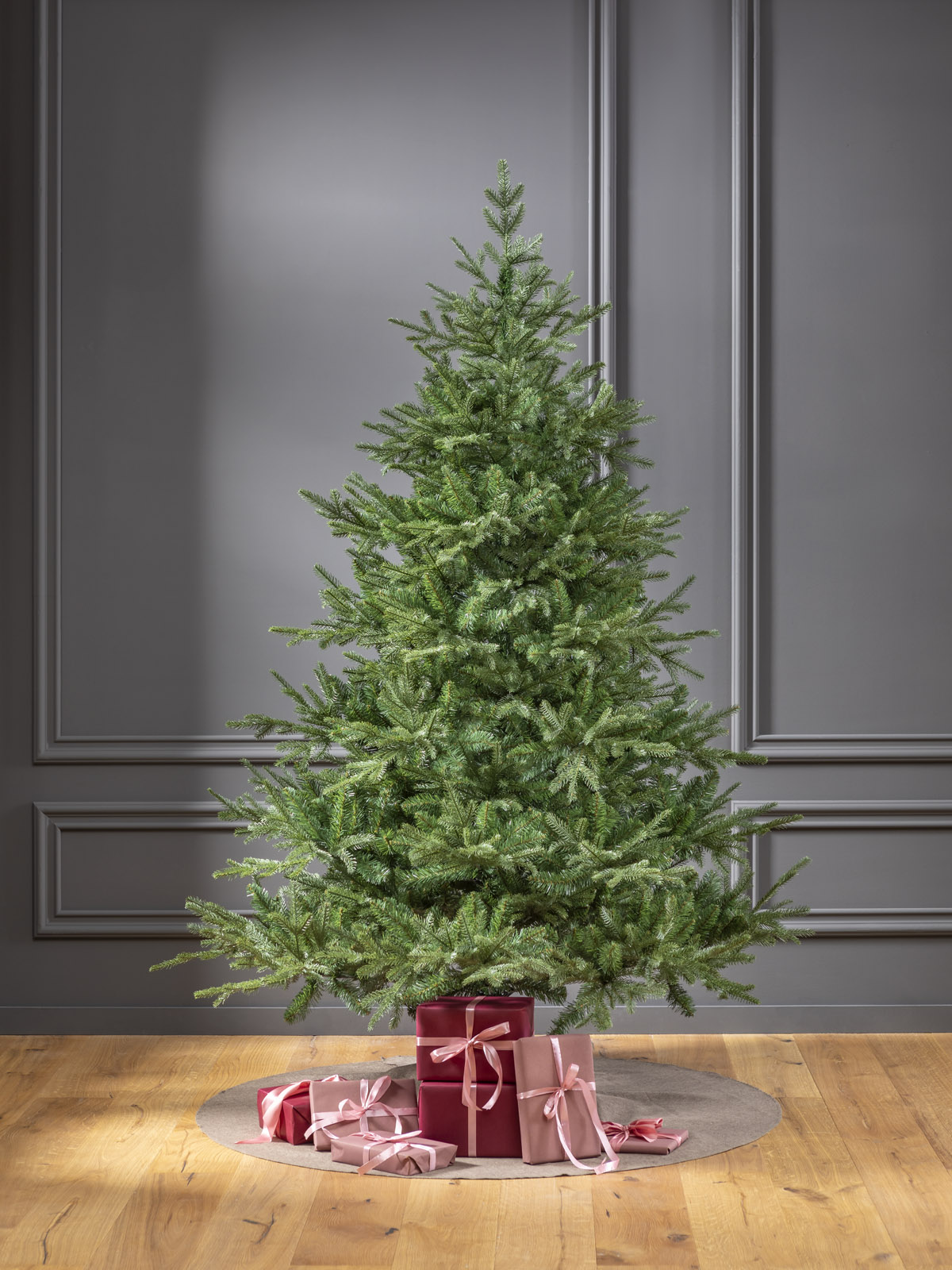 Künstlicher Weihnachtsbaum "Grönland" (240 cm mit LED Lichterkette)