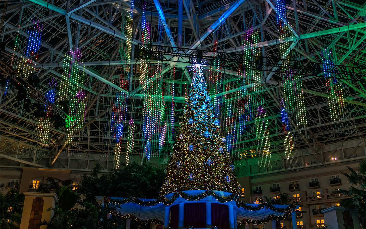 kuenstlicher-weihnachtsbaum-halle