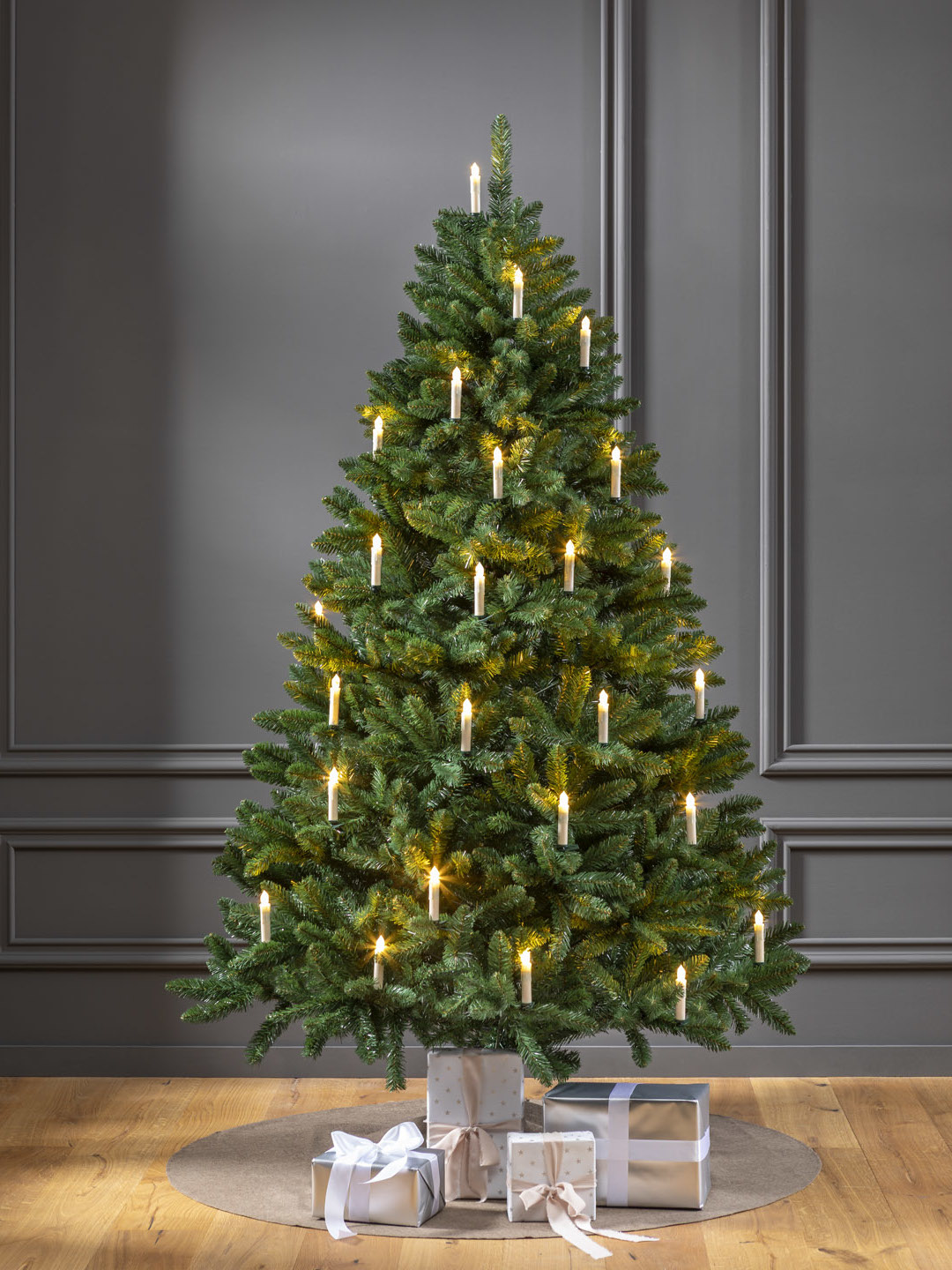 Künstlicher Weihnachtsbaum 240 cm "Lappland" (mit LED Kerzen)