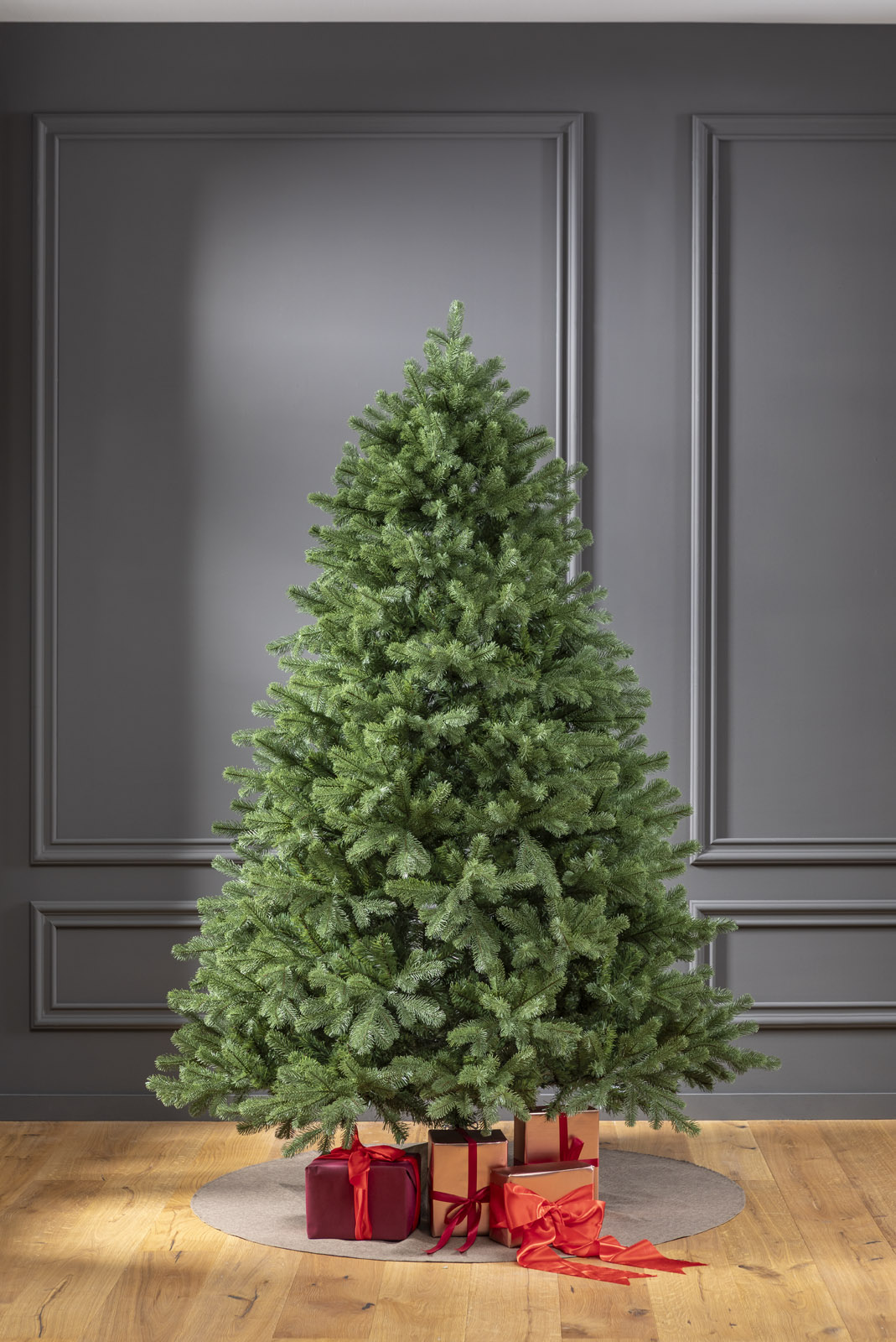 Künstlicher Weihnachtsbaum "Finnland" (240 cm mit LED Lichterkette)