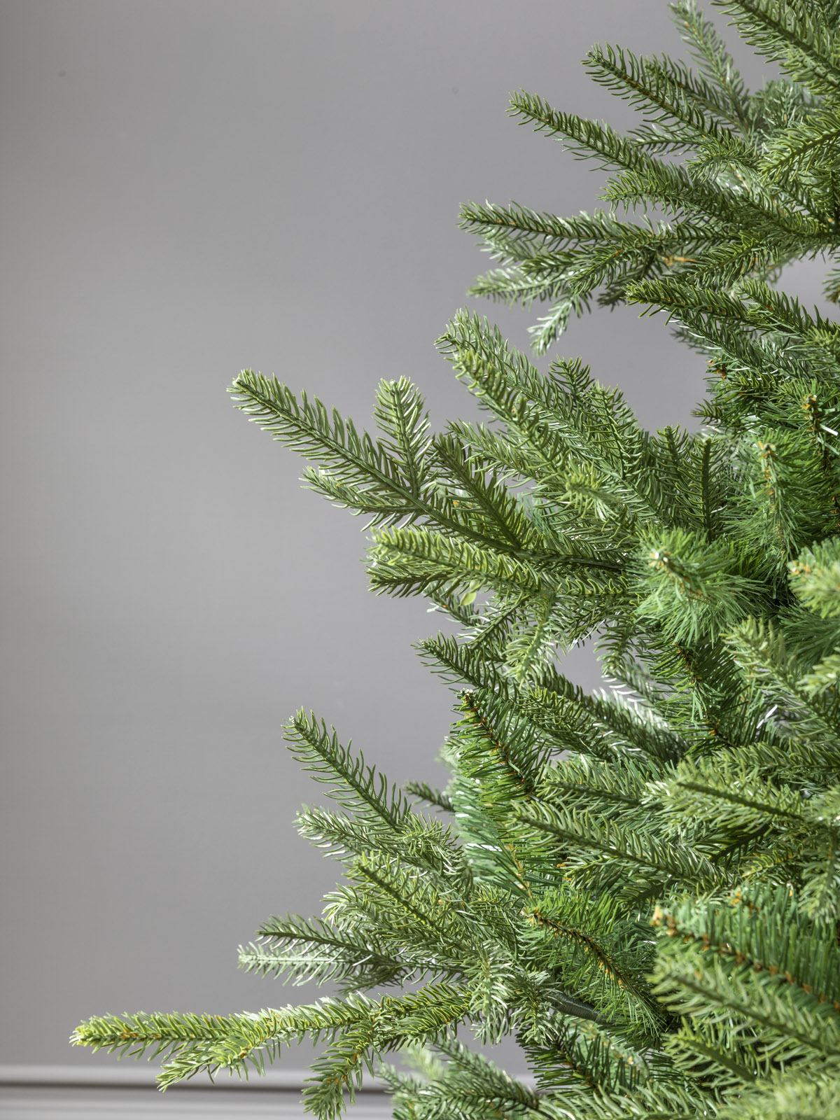 Künstlicher Weihnachtsbaum "Grönland" (240 cm mit LED Lichterkette)