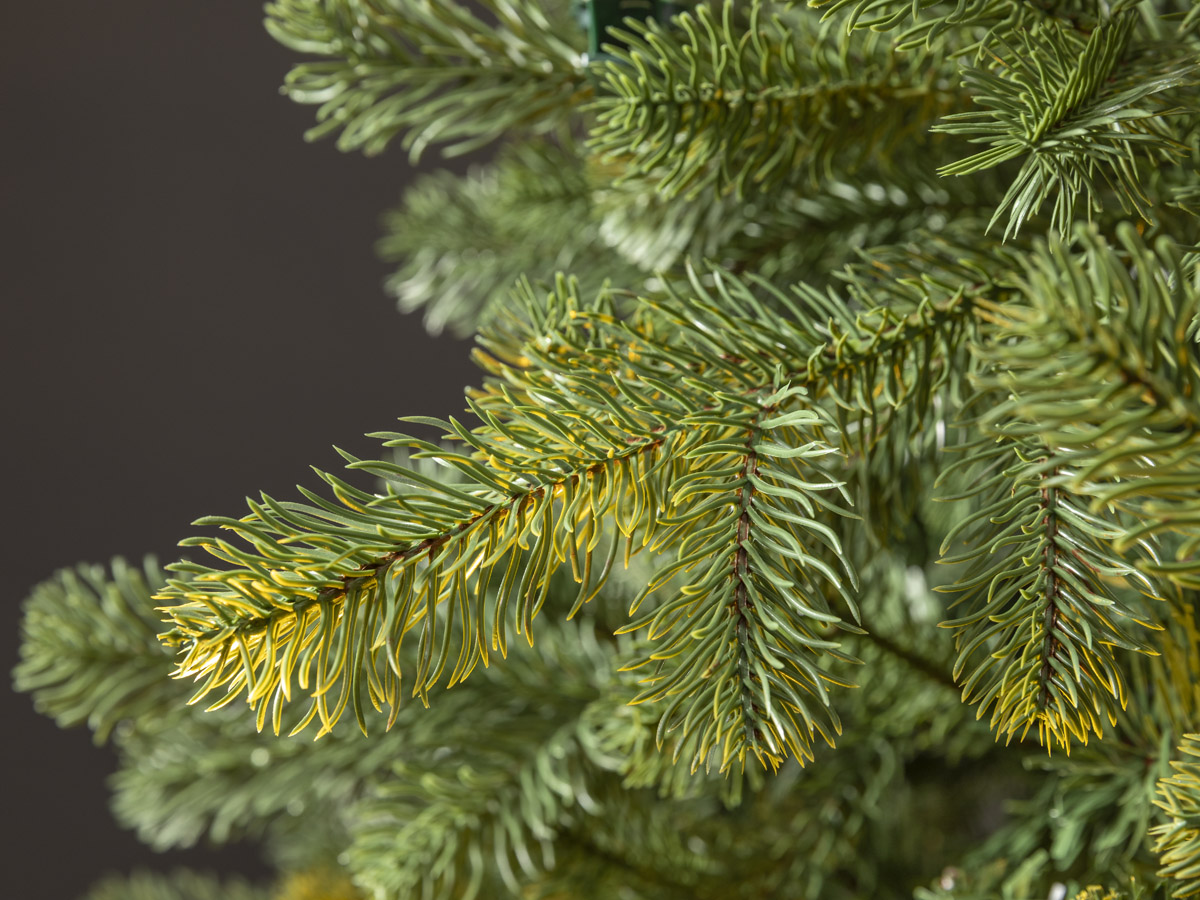 Künstlicher Weihnachtsbaum "Finnland" (240 cm mit LED Lichterkette)